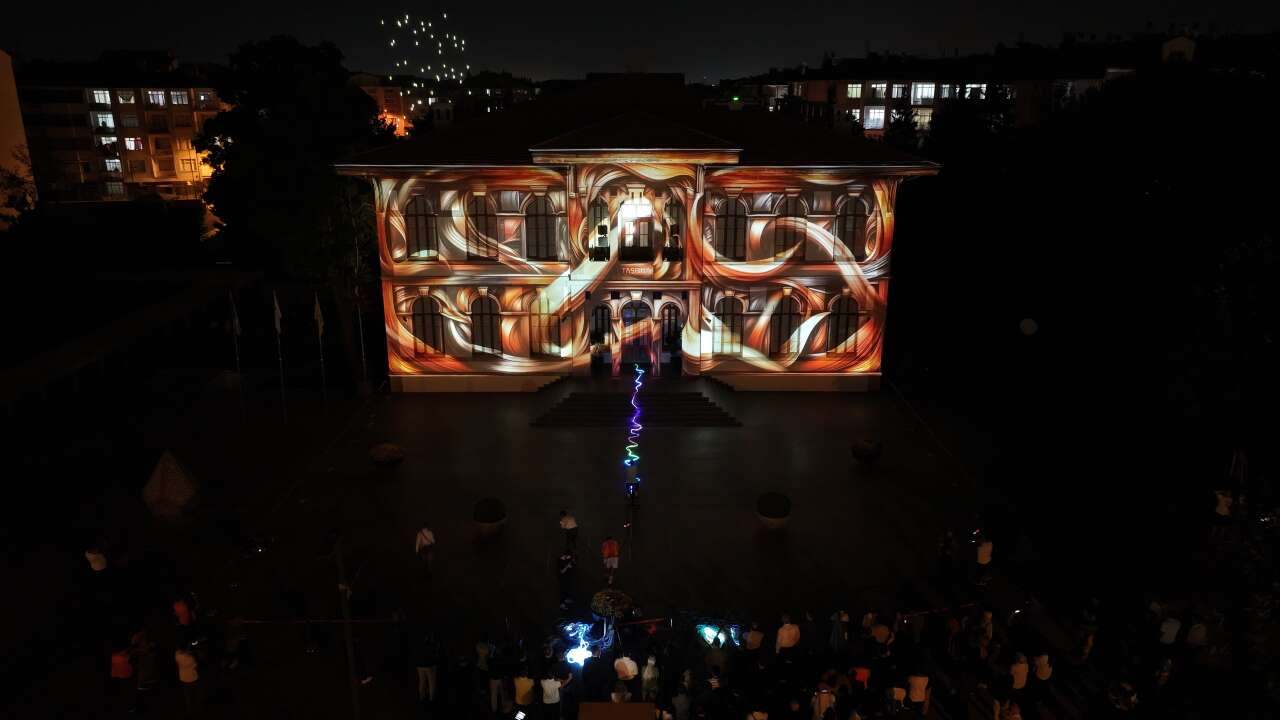 Konya Bisiklet Festivali başladı! Gökyüzünü drone’lar, tarihi yapıyı ışık gösterisi aydınlattı 8